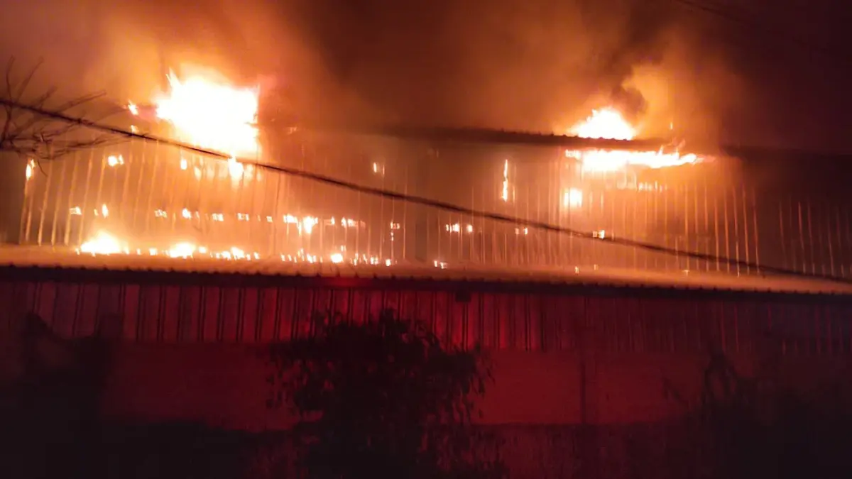 Kebakaran hebat yang melanda pabrik pakan di Mojowarno Jombang Junat malam