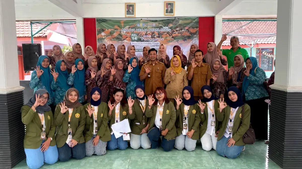 KERJA SAMA: Kepala Desa Penggaron Rikoret Hendrik (tengah) bersama jajaran akademisi UPN Veteran Jatim saat pembukaan kegiatan KKN di Pendopo kantor Desa Penggaron, Selasa (21/7).