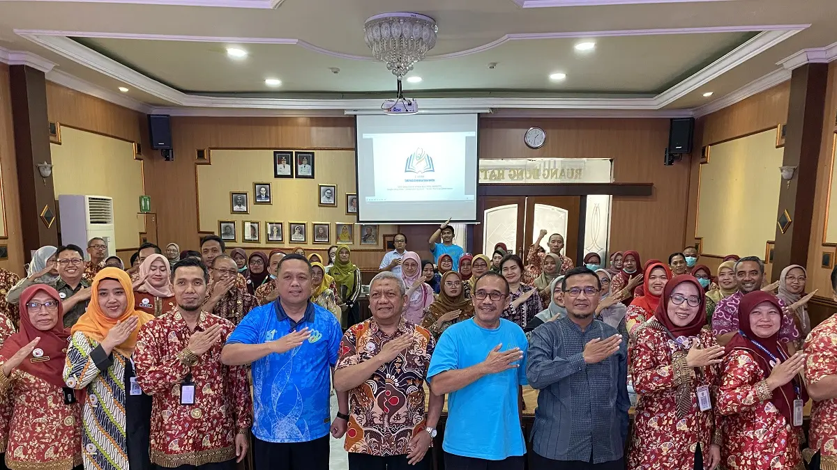 KOMPAK: Direktur RSUD Jombang, dr Pudji Umbaran MKP, bersama peserta sosialisasi peluncuran inovasi E-KIPRA, Jumat (24/7).

