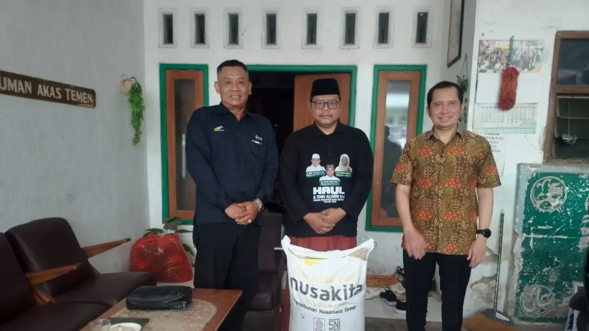 PEDULI: PT SGN PG Djombang Baru menyalurkan bantuan gula untuk lingkungan sekitar pabrik, (1/7).