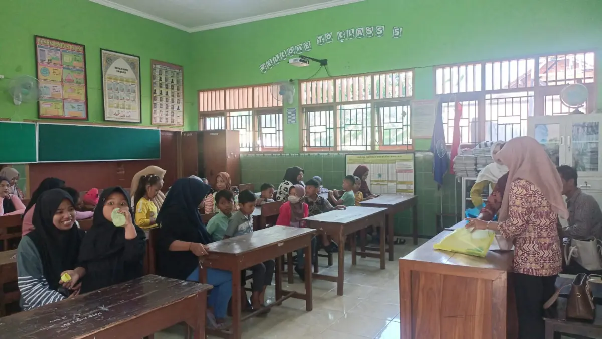 TAHAP PENGUKURAN: Proses pengukuran seragam di SDN Jombang 3 mendatangkan wali murid untuk mendampingi anaknya masing-masing, selasa (14/7). 