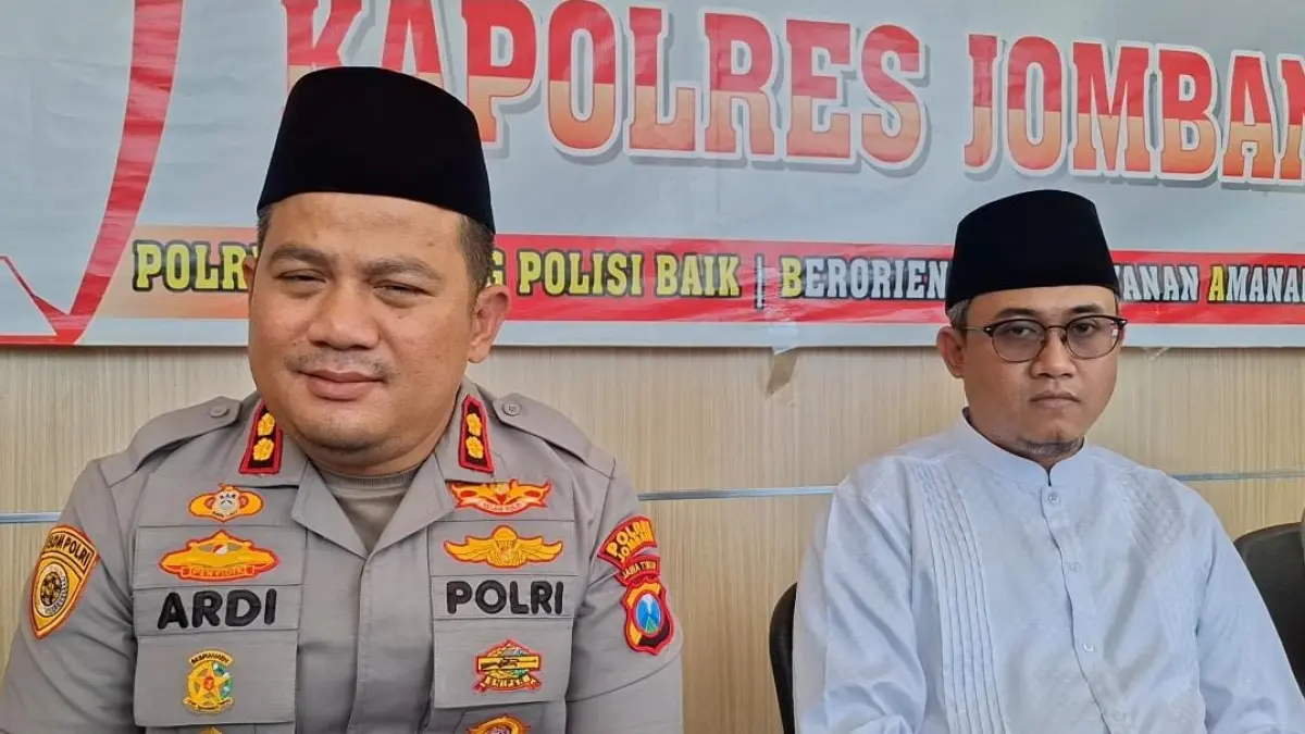  Kapolres Jombang AKBP Ardi Kurniawan didampingi Sekretaris Panitia Lokal Muktamar ke-35 NU, Moh Abdulloh Rif