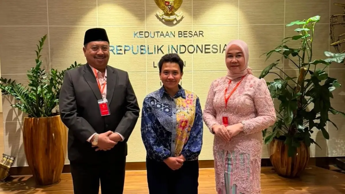 KOMUNIKASI: Bupati Warsubi bersama Wakil Kepala Perwakilan RI untuk Kerajaan Inggris Sahadatun Donatirin di Kantor KBRI London, Trevelyan House, 30 Great Peter Street, Westminster, Jumat (24/7).