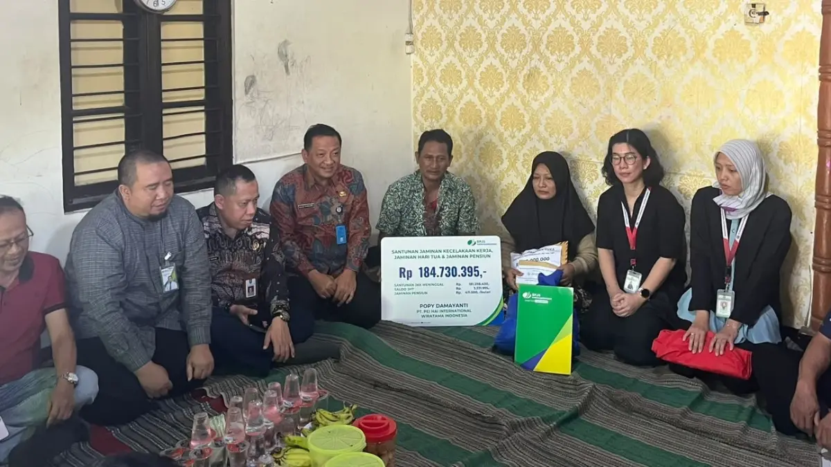 PEDULI: Sekretaris Daerah Kabupaten Jombang, Agus Purnomo, menyerahkan santunan kepada keluarga korban meninggal dunia kecelakaan, Jumat (24/7).

&nbsp;