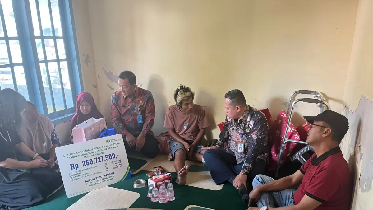 PEDULI: Sekretaris Daerah Kabupaten Jombang, Agus Purnomo, menyerahkan santunan kepada keluarga korban meninggal dunia kecelakaan, Jumat (24/7).

&nbsp;