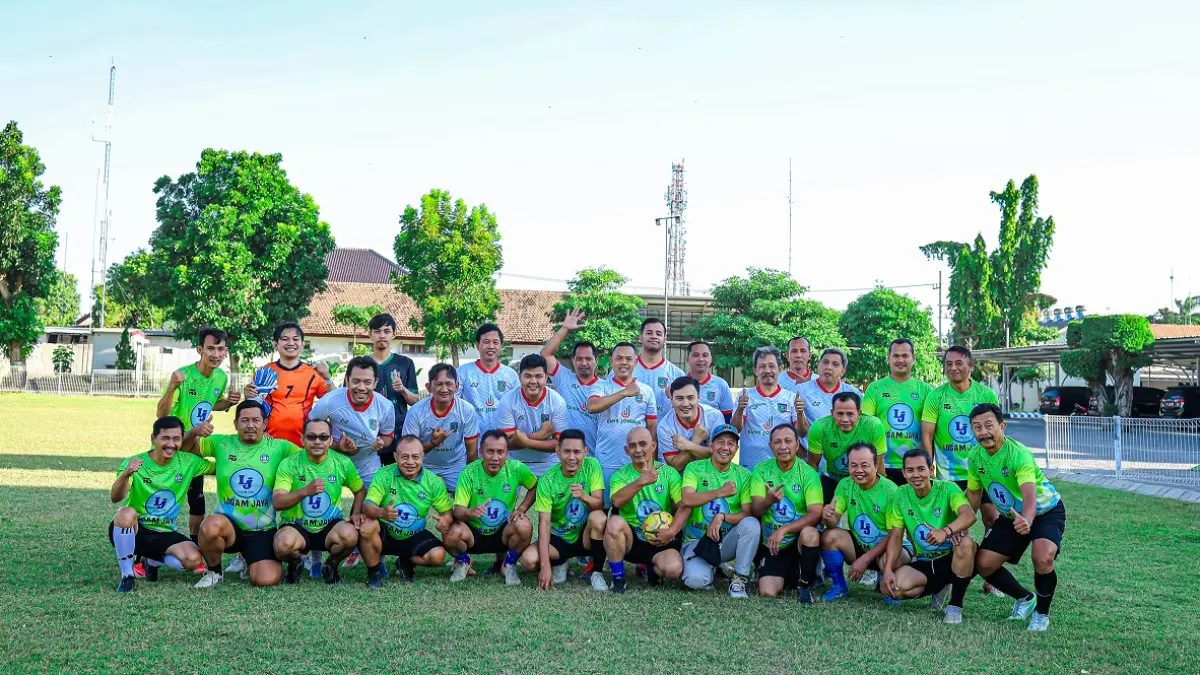 PKDI Jombang bersama pemain tim Pemkab Jombang di lapangan Pemkab Jombang, Jumat (24/7) sore.