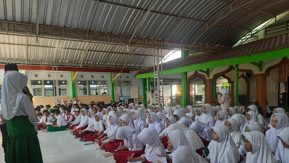 SELANG-SELING: Siswa baru SMPN 2 Jogoroto mengikuti masa pengenalan lingkungan dengan seragam sekolah asal, (13/7).