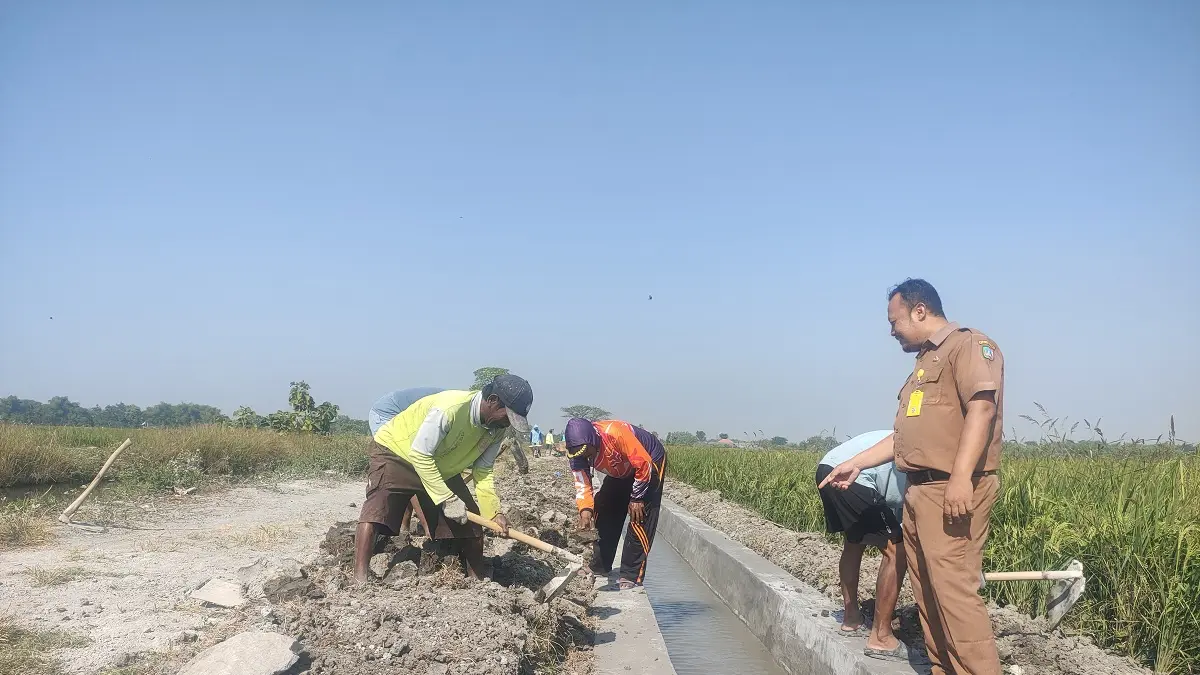 KOKOH: Sekretaris Desa Karangmojo Mohammad Pujiono meninjau proses pengerjaan proyek P3-TGAI di Dusun Sidolengkep, Senin (27/7) siang.