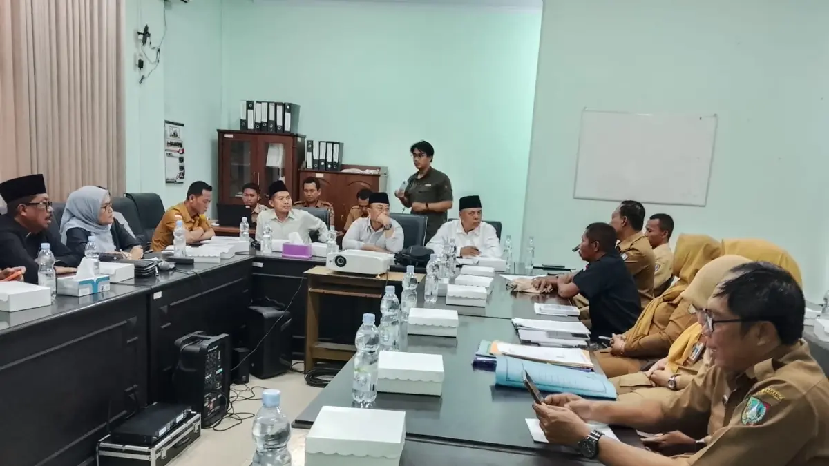 
SERIUS: Komisi A DPRD Jombang saat melakukan pembahasan mutasi perangkat Desa Pelabuhan, Kecamatan Plandaan.
