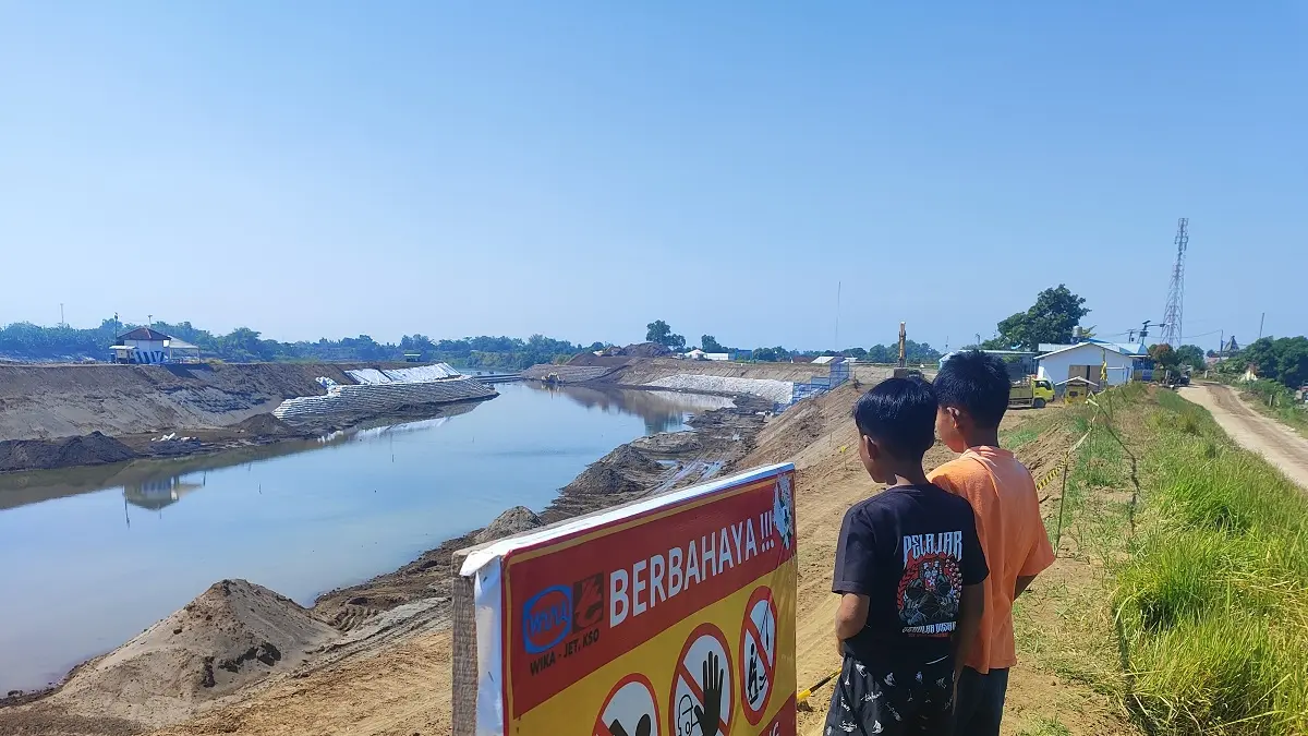 BELUM RAMPUNG: Warga melihat pekerjaan saluran pengelak proyek rehab Bendung Jatimlerek di sisi selatan atau Desa Sudimoro, Kecamatan Megaluh.