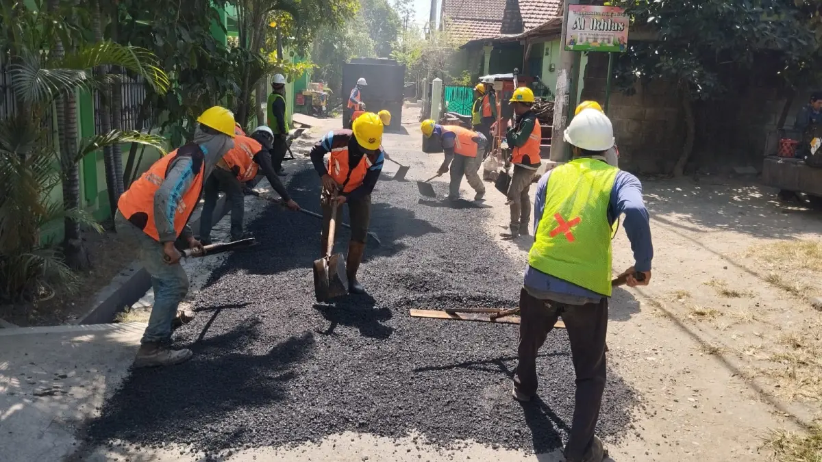 DIKEBUT: Petugas Dinas PUPR Jombang mengebut kegiatan infrastruktur untuk mendukung Muktamar ke-35 NU di Tambakberas 27-31 Agustus mendatang.