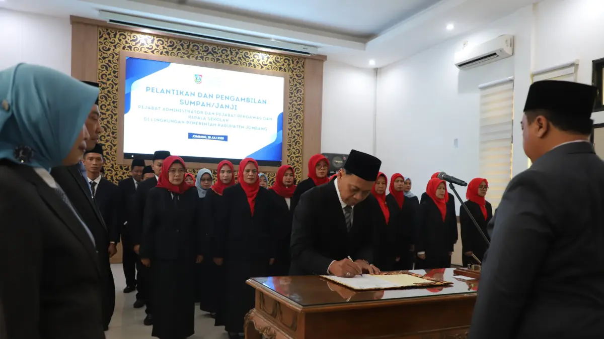 DILANTIK: Bupati Jombang Warsubi melantik pejabat administrator dan kepala Sekolah di Ruang Swagata Pendopo kabupaten kemarin (28/7).