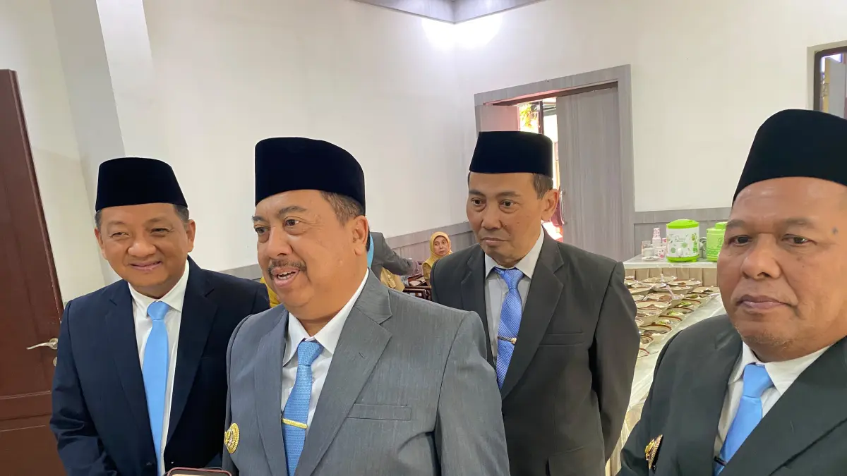 GAMBLANG: Bupati Jombang Warsubi memberikan penjelasan mengenai Muktamar NU ke-35, kemarin (28/7). 
