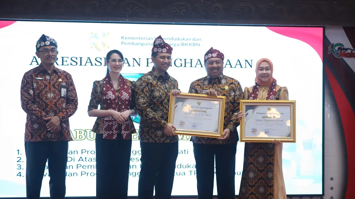 APRESIASI: Bupati Warsubi menerima penghargaan dari Wakil Gubernur Jawa Timur Emil Elestianto Dardak didampingi Ketua TP PKK Provinsi Jawa Timur Arumi Bachsin di Pendopo Agung Kabupaten Malang, Rabu (29/7).