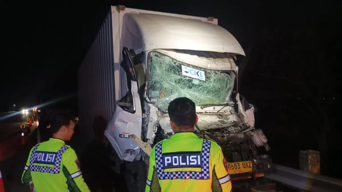 Kecelakaan melibatkan dua truk terjadi di ruas Tol Jombang-Mojokerto KM 682+400 jalur B, masuk wilayah Jombang, Selasa (28/7) malam.