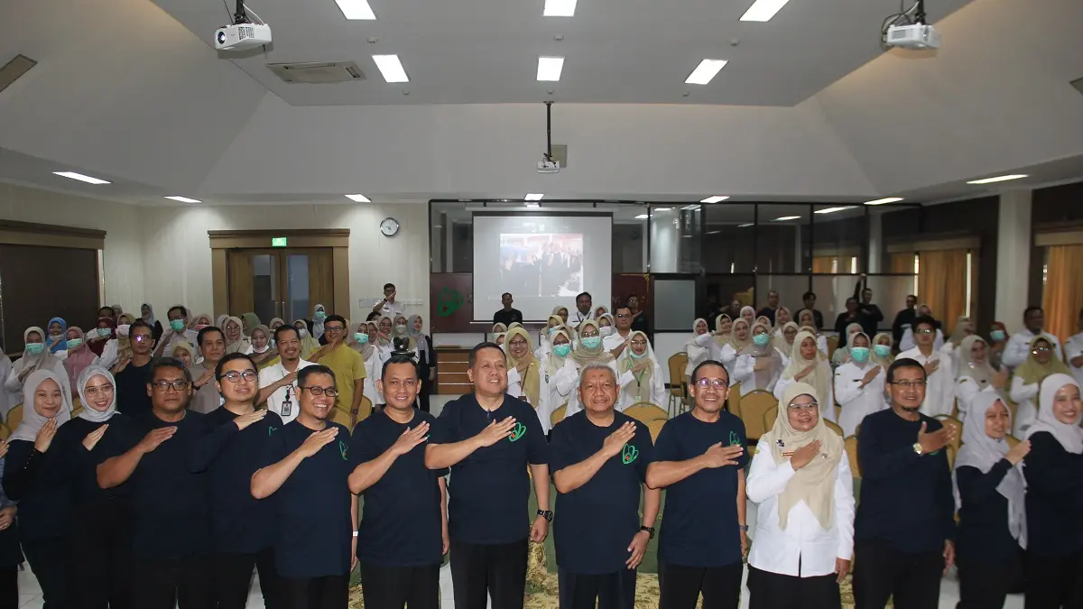 KOMPAK: Direktur RSUD Jombang, dr Pudji Umbaran MKP, bersama peserta sosialisasi, Rabu (29/7).