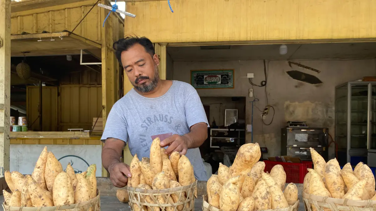 MELIMPAH: Heri Susanto, salah satu pedagang ubi cilembu di Dusun Tukum, Desa Wonosalam, Rabu (25/2). 