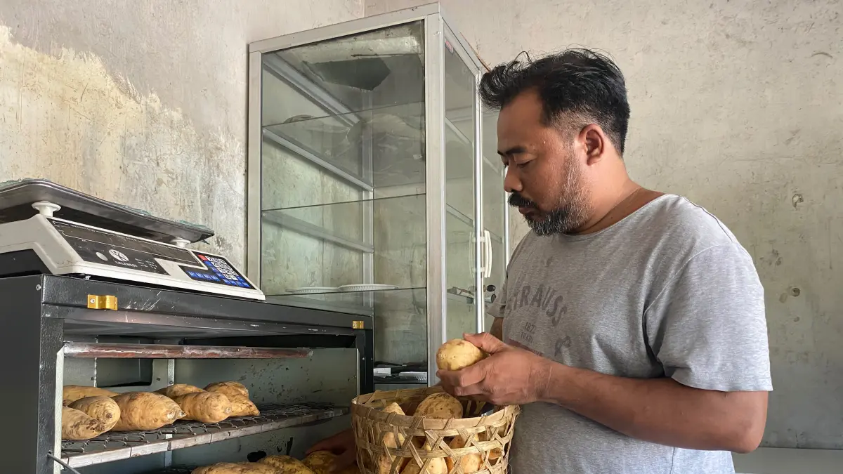 MELIMPAH: Heri Susanto, salah satu pedagang ubi cilembu di Dusun Tukum, Desa Wonosalam, Rabu (25/2). 