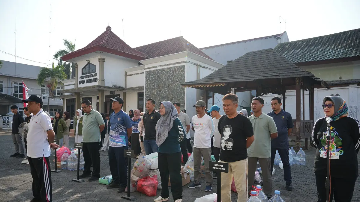 SEMANGAT: Pegawai Setwan DPRD Jombang berlatih persiapan Gerak jalan Rojo, kemarin.