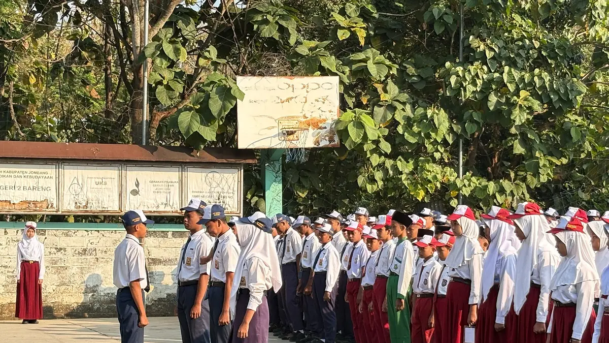 WARNA-WARNI: Siswa SMPN 2 Bareng masih menggunakan seragam sekolah asal ketika mengikuti masa pengenalan lingkungan sekolah, (13/7).