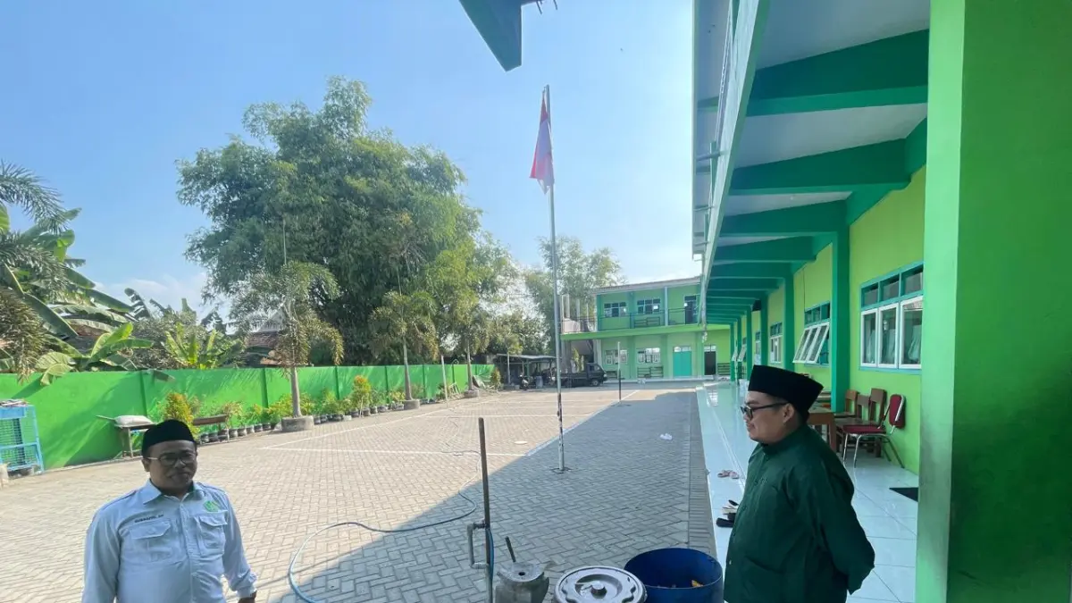 CEK LOKASI: Utusan Pengurus Cabang Istimewa Nahdlatul Ulama (PCINU) Sudan, Afrika, Tajul Mafakhir, meninjau fasilitas penginapan di Yayasan Pendidikan Islam Al-Madinah, Desa Tambakrejo, Senin (20/7).