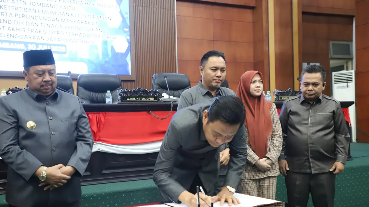 DPRD Jombang mengesahkan Rancangan Peraturan Daerah (Raperda) tentang Penyelenggaraan Jasa Konstruksi menjadi peraturan daerah dalam rapat paripurna, Kamis (30/7). 