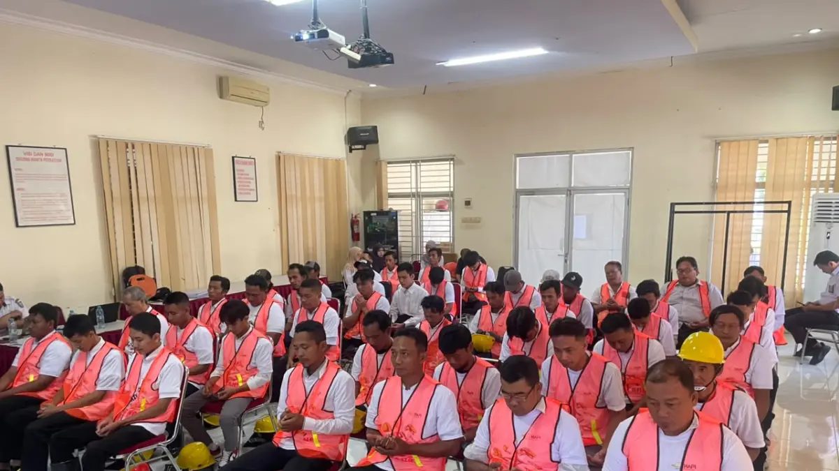 KOMPAK: Sekretaris Dinas PUPR Jombang Agung Setiaji (tengah) bersama peserta pelatihan, Rabu (22/7).