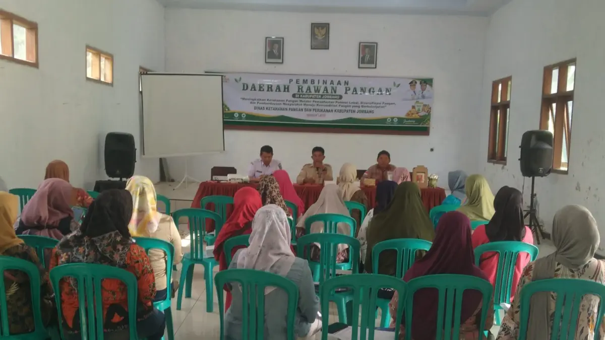 MANFAATKAN POTENSI LOKAL: Kepala Desa Kedunglumpang Juprianto mendampingi jajaran Dinas Ketaprik Kabupaten Jombang dan narasumber saat pembinaan daerah rawan pangan di aula kantor Desa Kedunglumpang, Rabu (29/7) siang.