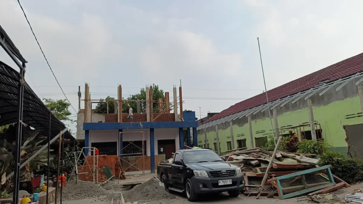 PROSES: Revitalisasi SDN Sukoiber 1 Kecamatan Gudo masih dalam proses pembangunan, Kamis (30/7).