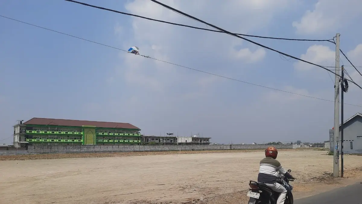 RAMPUNG: Pengurukan salah satu lokasi lahan untuk Muktamar ke-35 NU di PP Bahrul Ulum Tambakberas, kemarin, (30/7).