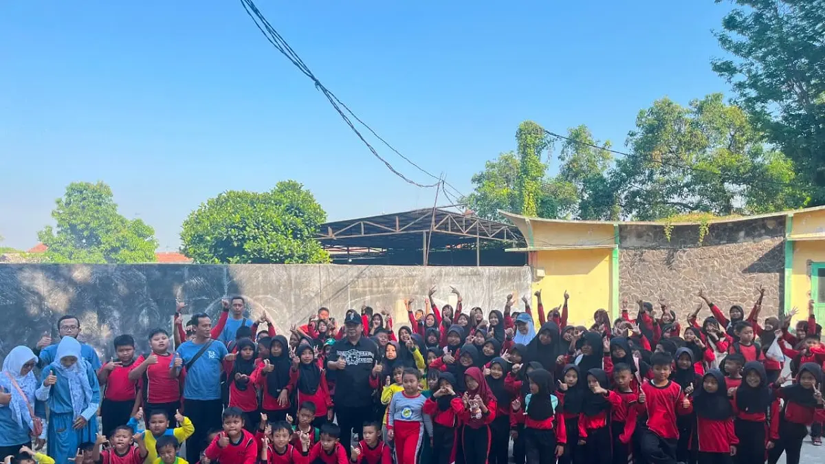 TELADAN: Wakil Ketua 3 DPRD Jombang, HM Syarif Hidayatullah ST MMT (Gus Sentot), bersama siswa peserta edukasi renang gratis di Tirta Wisata, Keplaksari, Peterongan, Senin (27/7). 