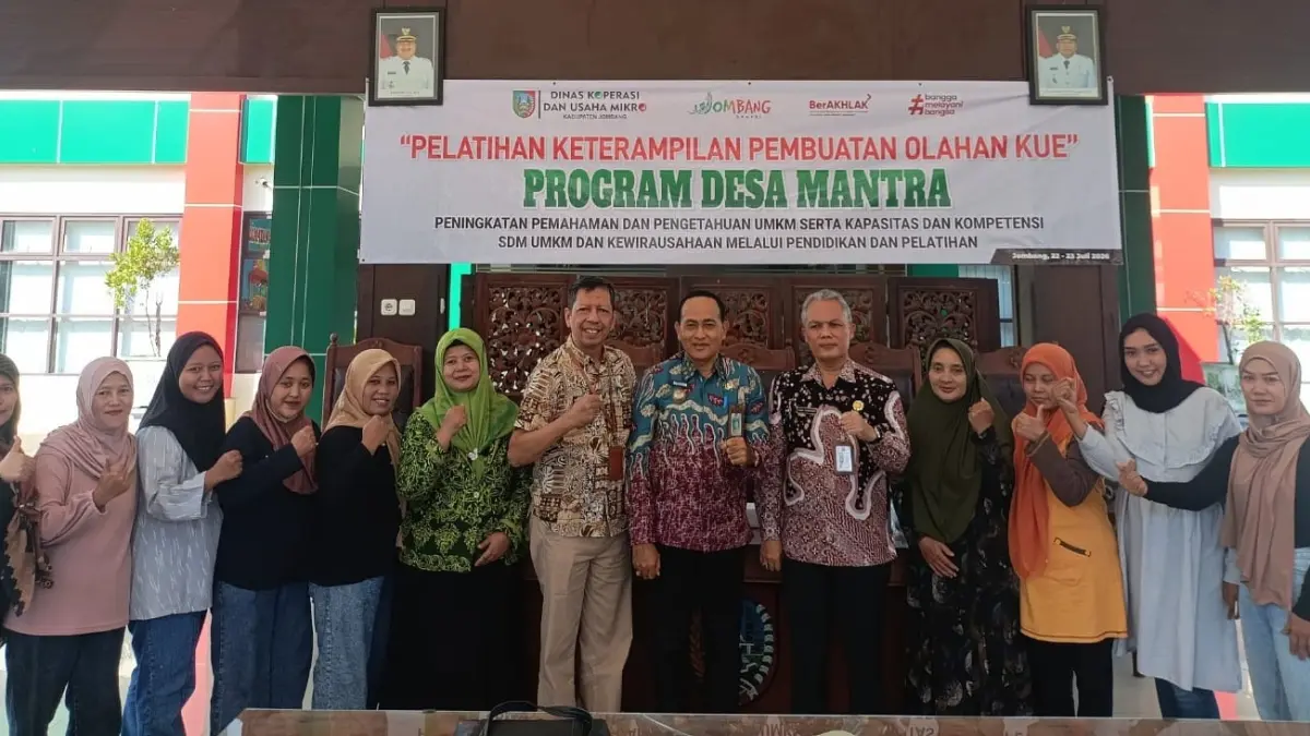 TINGKATKAN KOMPETENSI: Perwakilan warga Desa Sambongdukuh mengikuti pelatihan pembuatan olahan kue di Pendopo Kecamatan Jombang, Kamis (23/7).