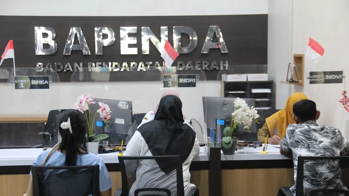 Warga membayar pajak di kantor Bapenda Jombang