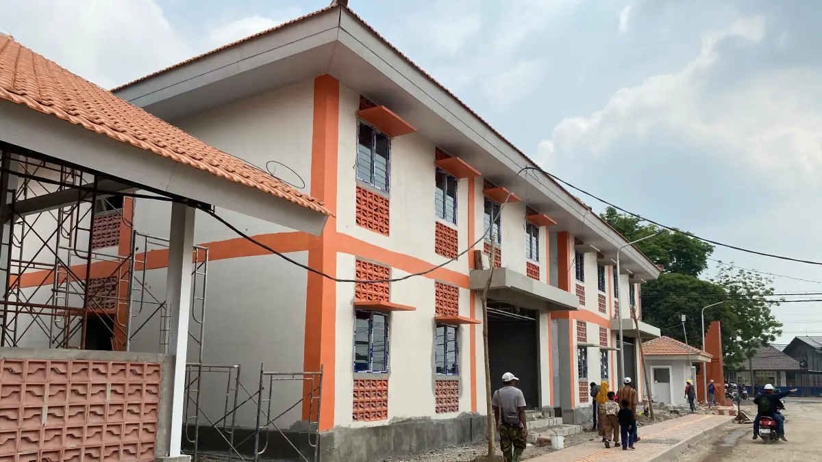 
BELUM RAMPUNG: Petugas mengebut pembangunan gedung SR di Desa Tunggorono, Kecamatan Jombang kemarin (31/7).
