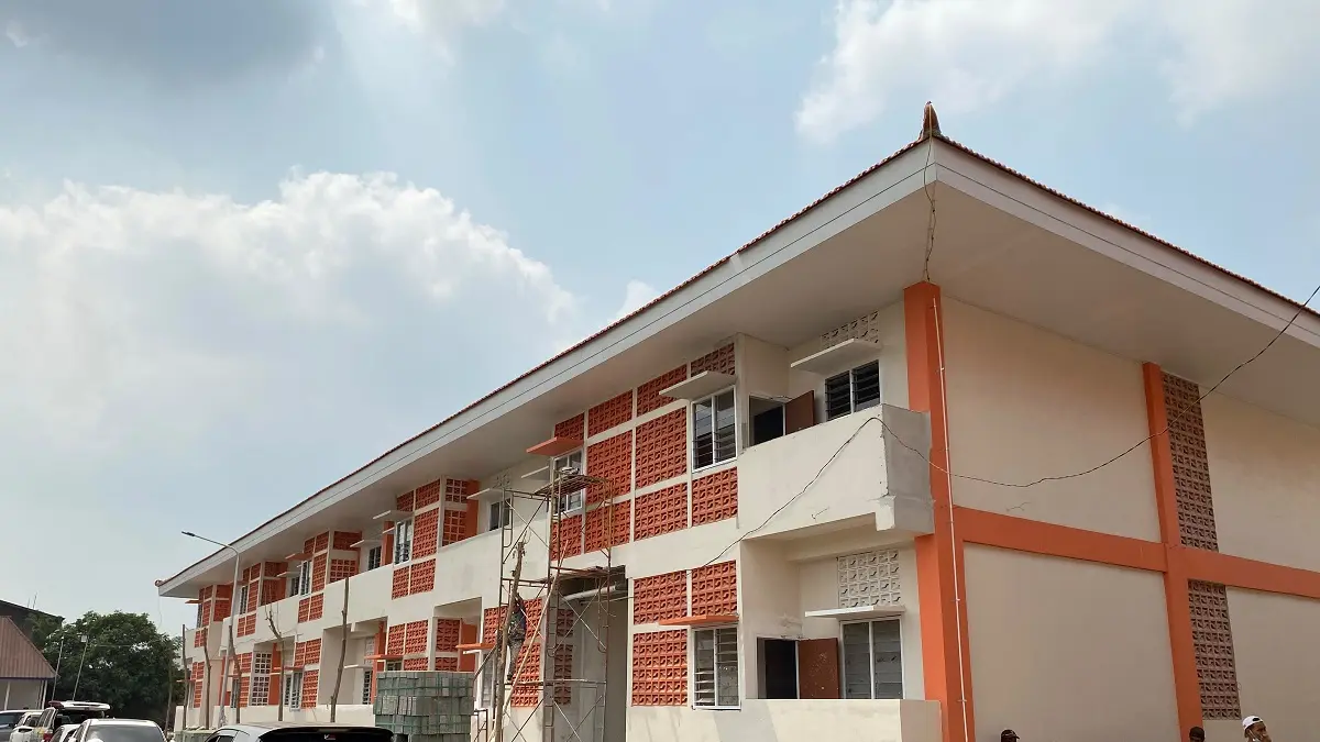 BELUM RAMPUNG: Petugas mengebut pembangunan gedung SR di Desa Tunggorono, Kecamatan Jombang kemarin (31/7).