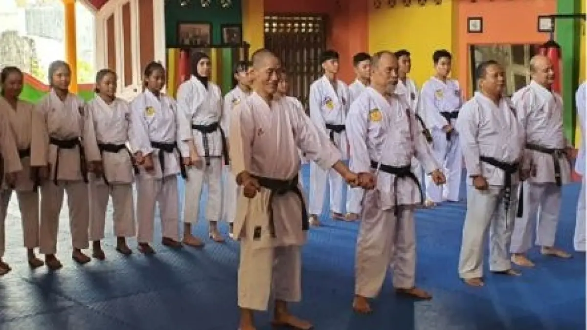 

DISIPLIN: Karateka sabuk hitam saat berlatih di Dojo Mahameru, Jombang, (9/1).