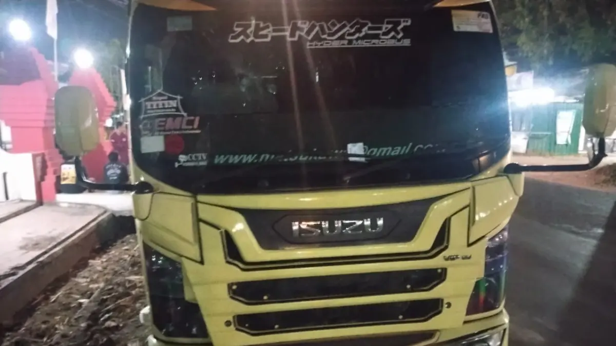 Mobil Isuzu Elf yang mengangkut rombongan pesilat asal Kabupaten Lamongan menjadi sasaran pelemparan batu orang tak dikenal (OTK) saat melintas di Jalur Provinsi Ploso–Kabuh