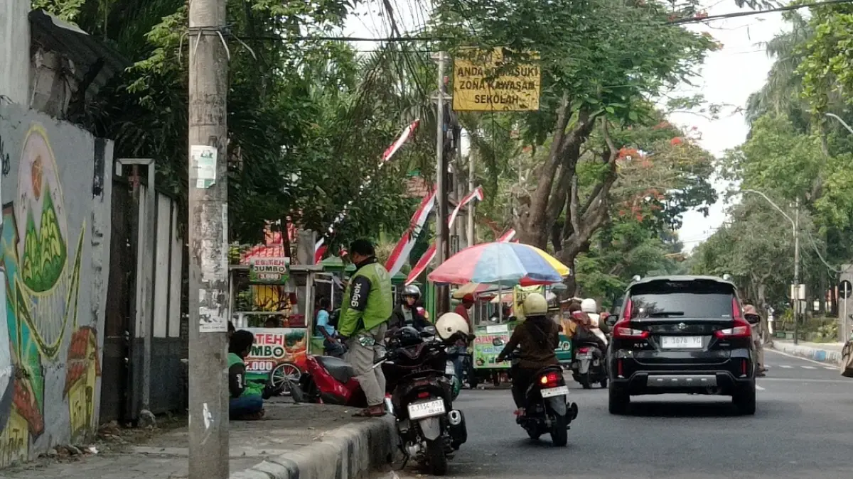 PEJUANG RUPIAH: Ojol menunggu penumpang di Jombang kota.
