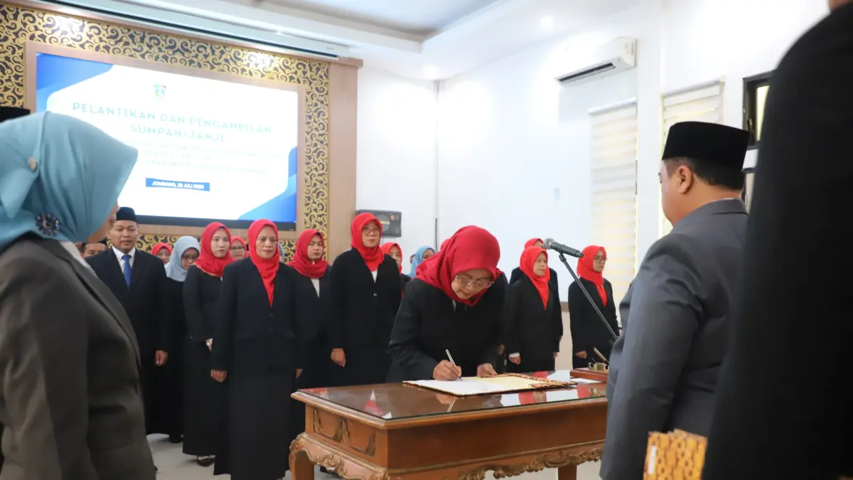 SAH: Pelantikan kepala sekolah di Ruang Rapat Swagata Pendopo Kabupaten Jombang, Selasa (28/7). 