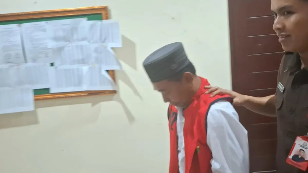 SR, 53, kakek asal Kecamatan Perak, dijatuhi hukuman delapan tahun penjara oleh majelis hakim Pengadilan Negeri (PN) Jombang, Kamis (30/7). 