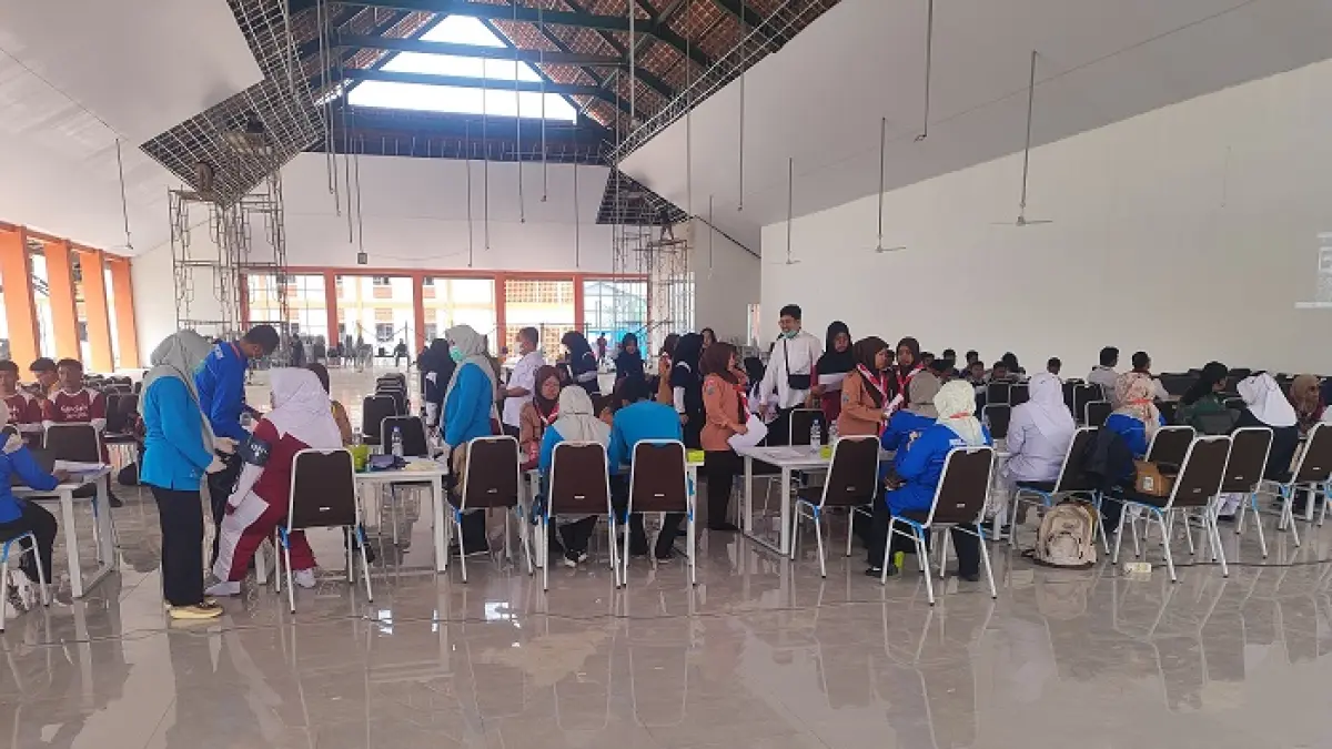 UNTUK SEMENTARA: Siswa Sekolah Rakyat mengikuti cek kesehatan di Gedung Serbaguna yang belum rampung, Jumat (31/7).