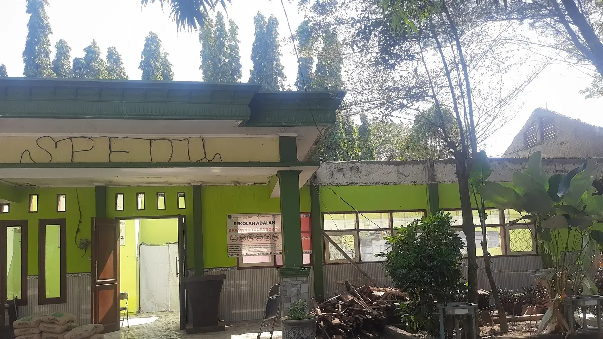 KEJAR DEADLINE: Proses rehabilitasi di SMPN 2 Sumobito, (10/7).