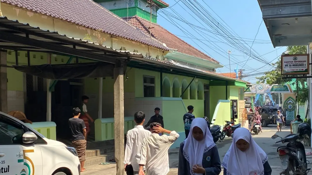 KHIDMAH: Santri Pondok Pesantren Bahrul Ulum Tambakberas saat beraktivitas, Sabtu (1/8).