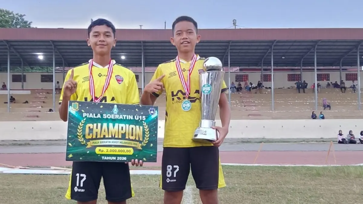 MEMBANGGAKAN: Muhammad Arya Wijaya Setiyawan (kiri) dan M Fadhil Amrulloh murid kelas X TKR SMK Tamansiswa Mojoagung menjuarai Piala Soeratin U-15 di Gelora A Yani Kota Mojokerto, Rabu (29/7).