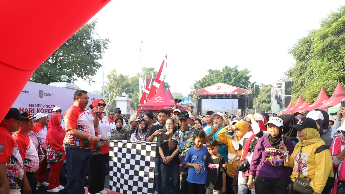 MERIAH: Bupati Jombang Warsubi saat memberangkatkan ribuan peserta jalan sehat, Minggu (2/8)