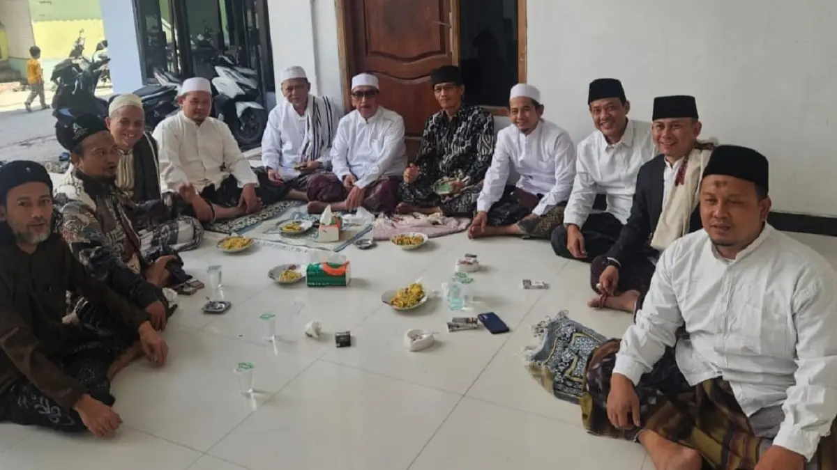 Pengasuh PP Bahrul Ulum Tambakberas dan pimpinan Jamaah Kidung Langit.