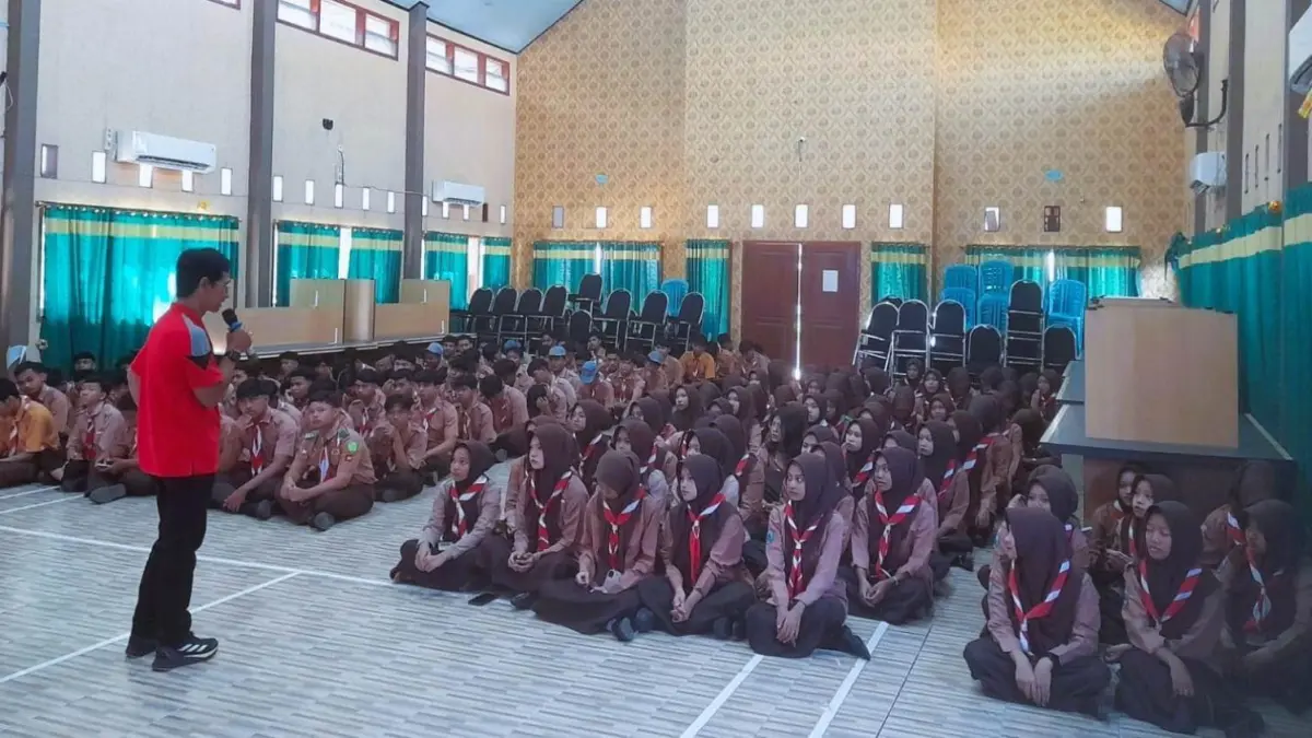 PENSIUN: Panca Sutrisno saat memberikan arahan kepada siswanya di aula SMKN Mojoagung (25/9/2025). 