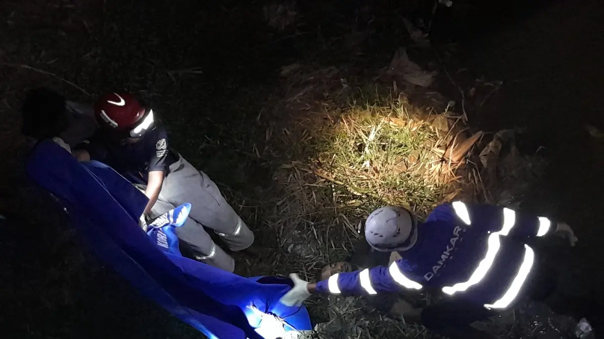 petugas saat melakukan evakuasi kepada jasad korban di Sungai marmoyo Jatigedong, Ploso Jombang