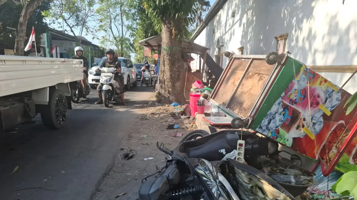 Sebuah truk kontainer yang disopiri pria mabuk, masuk ke Jl Kapten Pierre Tenjalan Desa Sengon, Kecamatan Jombang Senin (3/8) sore
