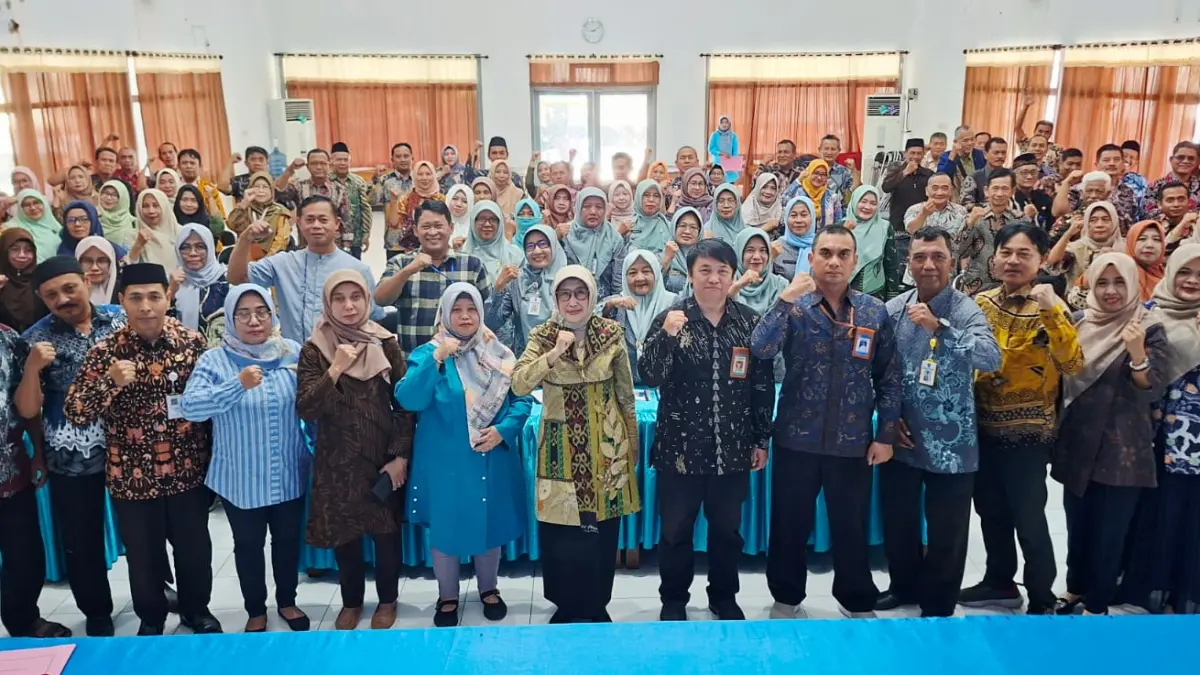 SEMANGAT: Wor Windari kepala Dinas Pendidikan dan Kebudayaan Kabupaten Jombang saat membuka acara pelatihan peningkatan kompetensi kepala sekolah, kemarin (3/8).